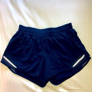 TRUE NAVY HOTTY-HOT LULULEMON SHORT SIZE 8/ 4” LENGTH (LOW-RISE)